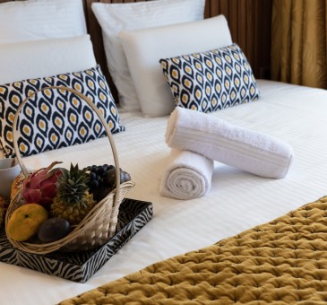 Chambre Bananier avec jacuzzi : Supérieure
Bienvenu dans votre chambre Bananier de 14 m2 + 10 M2 de terrasse avec jacuzzi privé et situé au 2e étage. Ambiance exotique et relaxante. Prélassez-vous et savourez cette bulle de bien-être aux nuances douces et naturelles. Son lit King Size et sa salle de bain moderne aux teintes minérales apportent une touche de confort supplémentaire qui sublimeront votre séjour.
En savoir plus
Reserver au meileur prix