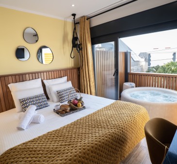 Chambre Bananier avec jacuzzi : Supérieure
Bienvenu dans votre chambre Bananier de 14 m2 + 10 M2 de terrasse avec jacuzzi privé et situé au 2e étage. Ambiance exotique et relaxante. Prélassez-vous et savourez cette bulle de bien-être aux nuances douces et naturelles. Son lit King Size et sa salle de bain moderne aux teintes minérales apportent une touche de confort supplémentaire qui sublimeront votre séjour.
En savoir plus
Reserver au meileur prix