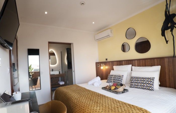 Conlepatio/shambre Bananier avec jacuzzi : Supérieure
Bienvenu dans votre chambre Bananier de 14 m2 + 10 M2 de terrasse avec jacuzzi privé et situé au 2e étage. Ambiance exotique et relaxante. Prélassez-vous et savourez cette bulle de bien-être aux nuances douces et naturelles. Son lit King Size et sa salle de bain moderne aux teintes minérales apportent une touche de confort supplémentaire qui sublimeront votre séjour.
En savoir plus
Reserver au meileur prix