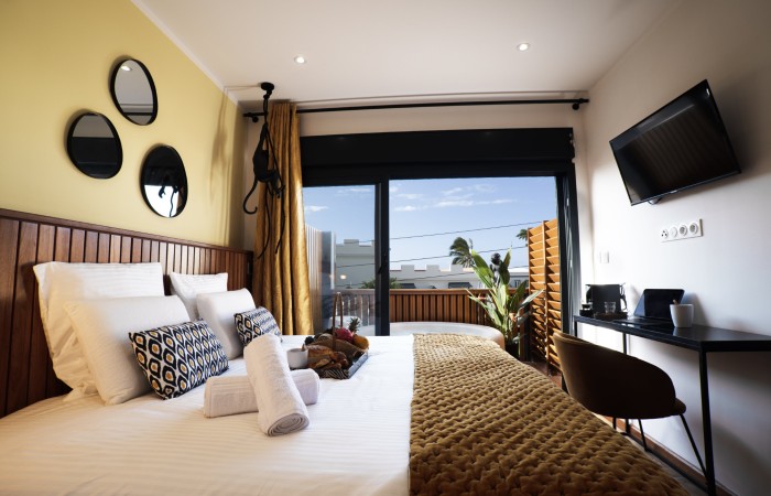Chambre Bananier avec jacuzzi : Supérieure
Bienvenu dans votre chambre Bananier de 14 m2 + 10 M2 de terrasse avec jacuzzi privé et situé au 2e étage. Ambiance exotique et relaxante. Prélassez-vous et savourez cette bulle de bien-être aux nuances douces et naturelles. Son lit King Size et sa salle de bain moderne aux teintes minérales apportent une touche de confort supplémentaire qui sublimeront votre séjour.
En savoir plus
Reserver au meileur prix