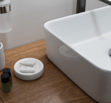 Chambre Latanier
Situé au 1er étage, détendez-vous au sein d’une ambiance tropicale et chic, où le bois exotique s’accorde aux teintes envoûtantes. Les couleurs vert latanier offrent une ambiance chaleureuse et accueillante, caractérisée par des murs vert latanier apaisants. Son lit king size, et sa salle de bain design, avec douche italienne, saurons vous offrir un cocon apaisant.
En savoir plus
Reserver au meilleur prix