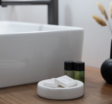 Chambre Latanier
Situé au 1er étage, détendez-vous au sein d’une ambiance tropicale et chic, où le bois exotique s’accorde aux teintes envoûtantes. Les couleurs vert latanier offrent une ambiance chaleureuse et accueillante, caractérisée par des murs vert latanier apaisants. Son lit king size, et sa salle de bain design, avec douche italienne, saurons vous offrir un cocon apaisant.
En savoir plus
Reserver au meilleur prix