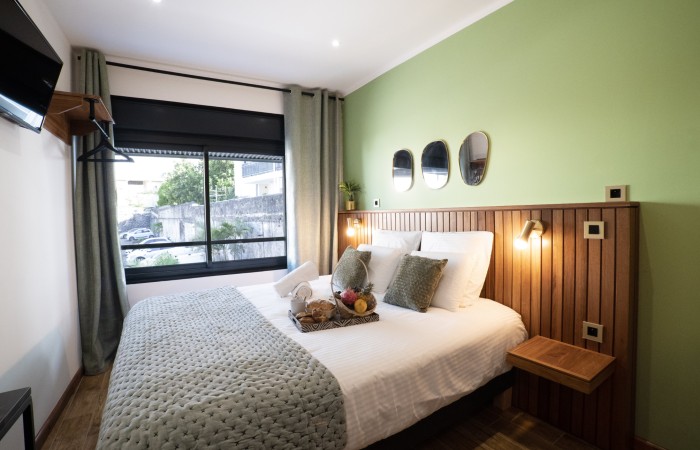 Chambre Latanier
Situé au 1er étage, détendez-vous au sein d’une ambiance tropicale et chic, où le bois exotique s’accorde aux teintes envoûtantes. Les couleurs vert latanier offrent une ambiance chaleureuse et accueillante, caractérisée par des murs vert latanier apaisants. Son lit king size, et sa salle de bain design, avec douche italienne, saurons vous offrir un cocon apaisant.
En savoir plus
Reserver au meilleur prix