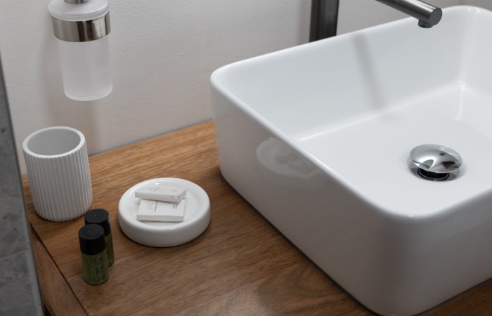 Chambre Latanier
Situé au 1er étage, détendez-vous au sein d’une ambiance tropicale et chic, où le bois exotique s’accorde aux teintes envoûtantes. Les couleurs vert latanier offrent une ambiance chaleureuse et accueillante, caractérisée par des murs vert latanier apaisants. Son lit king size, et sa salle de bain design, avec douche italienne, saurons vous offrir un cocon apaisant.
En savoir plus
Reserver au meilleur prix