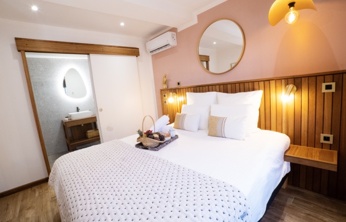 Chambre Fleur de canne
Cosy et douce et situé au rez-de-chaussé, votre chambre Fleur de Canne de 17 m2, vous offrira sérénité et détente avec ses teintes naturelles et chaleureuses. Lit king size et salle de bain moderne avec douche italienne, complètent ce cadre reposant. Ambiance relaxante et intime, moderne et confortable. Idéal pour se relaxer.
En savoir plus
Reserver au meilleur prix