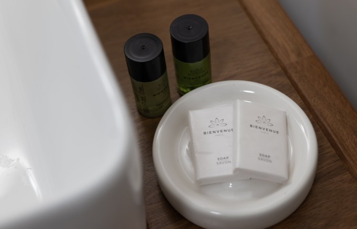 Chambre Fleur de canne
Cosy et douce et situé au rez-de-chaussé, votre chambre Fleur de Canne de 17 m2, vous offrira sérénité et détente avec ses teintes naturelles et chaleureuses. Lit king size et salle de bain moderne avec douche italienne, complètent ce cadre reposant. Ambiance relaxante et intime, moderne et confortable. Idéal pour se relaxer.
En savoir plus
Reserver au meilleur prix