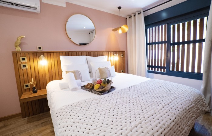 Chambre Fleur de canne
Cosy et douce et situé au rez-de-chaussé, votre chambre Fleur de Canne de 17 m2, vous offrira sérénité et détente avec ses teintes naturelles et chaleureuses. Lit king size et salle de bain moderne avec douche italienne, complètent ce cadre reposant. Ambiance relaxante et intime, moderne et confortable. Idéal pour se relaxer.
En savoir plus
Reserver au meilleur prix