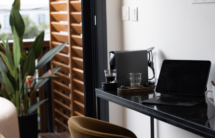 Chambre Alloe : Supérieure
Envie de tropicalité et de confort? Situé au 2e étage, la chambre Alloe, avec ses couleurs chaudes et reposantes, est faite pour vous. Profitez de ses 17m2 tout équipés : lit king-size, salle de bain épurée avec douche italienne, télévision écran plat, cafetière nouvelle génération…elle saura vous ravir.
En savoir plus
Reserver au meilleur prix