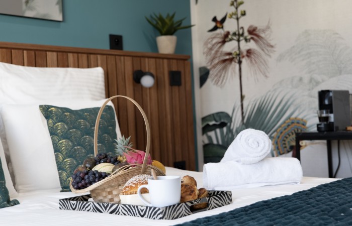 Chambre Alloe : Supérieure
Envie de tropicalité et de confort? Situé au 2e étage, la chambre Alloe, avec ses couleurs chaudes et reposantes, est faite pour vous. Profitez de ses 17m2 tout équipés : lit king-size, salle de bain épurée avec douche italienne, télévision écran plat, cafetière nouvelle génération…elle saura vous ravir.
En savoir plus
Reserver au meilleur prix