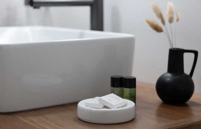 Chambre Corail : Supérieure
Dans votre chambre Corail situé au 1er étage, vous vous sentirez comme sur un nuage. Propice aux moments de détente et de relaxation. Ses 19 m2 allient modernité et confort. Laissez-vous bercer par sa décoration épurée, où les teintes de bleus accompagneront vos nuits les plus douces.
En savoir plus
Reserver au meilleur prix