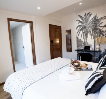 Cocotier : Supérieure
Dans votre chambre supérieure Cocotier d’une surface de 22m2 et situé au 1er étage, détendez-vous au sein d’une ambiance tropicale et chic, où le bois exotique s’accorde aux teintes envoûtantes de gris anthracite. Son lit king size, et sa salle de bain design, avec douche italienne, sauront vous offrir un cocon apaisant.
En savoir plus
Reserver au meilleur prix