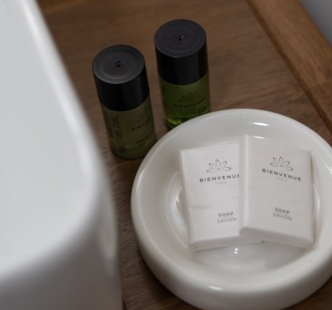 Cocotier : Supérieure
Dans votre chambre supérieure Cocotier d’une surface de 22m2 et situé au 1er étage, détendez-vous au sein d’une ambiance tropicale et chic, où le bois exotique s’accorde aux teintes envoûtantes de gris anthracite. Son lit king size, et sa salle de bain design, avec douche italienne, sauront vous offrir un cocon apaisant.
En savoir plus
Reserver au meilleur prix