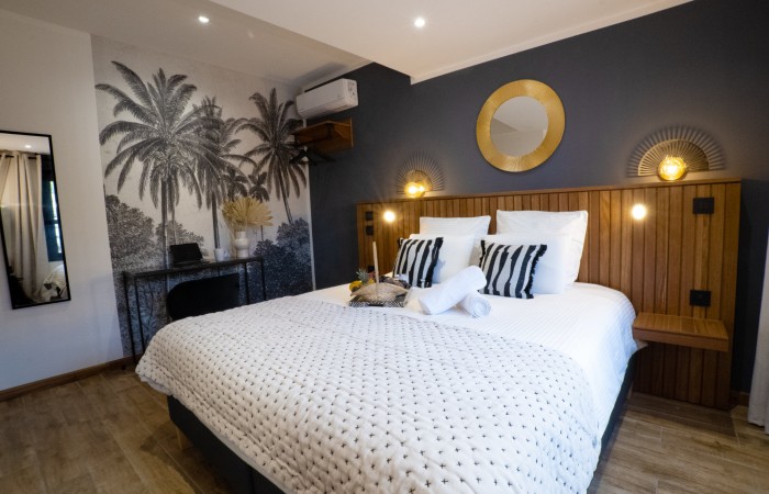 Cocotier : Supérieure
Dans votre chambre supérieure Cocotier d’une surface de 22m2 et situé au 1er étage, détendez-vous au sein d’une ambiance tropicale et chic, où le bois exotique s’accorde aux teintes envoûtantes de gris anthracite. Son lit king size, et sa salle de bain design, avec douche italienne, sauront vous offrir un cocon apaisant.
En savoir plus
Reserver au meilleur prix